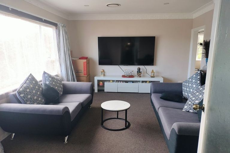 Photo of property in 11 Miles Crescent, Newlands, Wellington, 6037