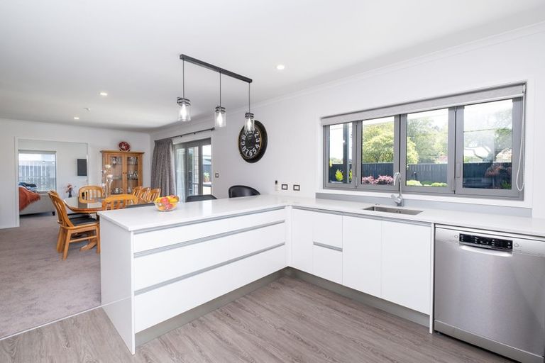 Photo of property in 12 Montague Grove, Stratford, 4332