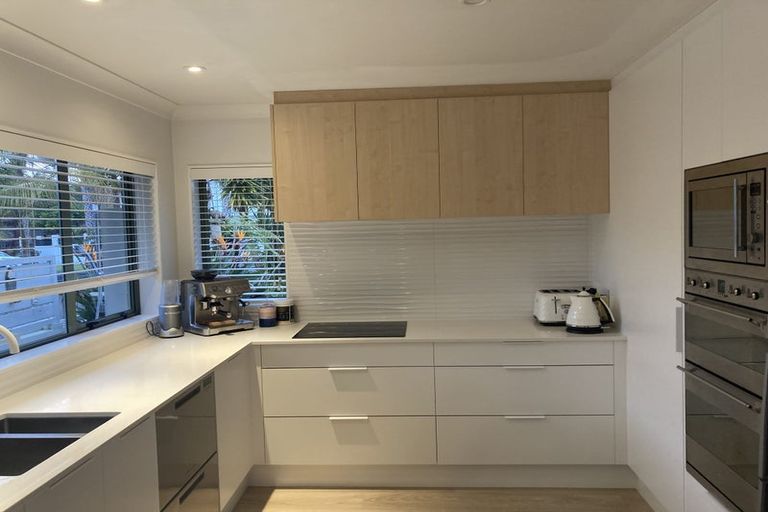 Photo of property in 43 Walton Street, Red Beach, 0932