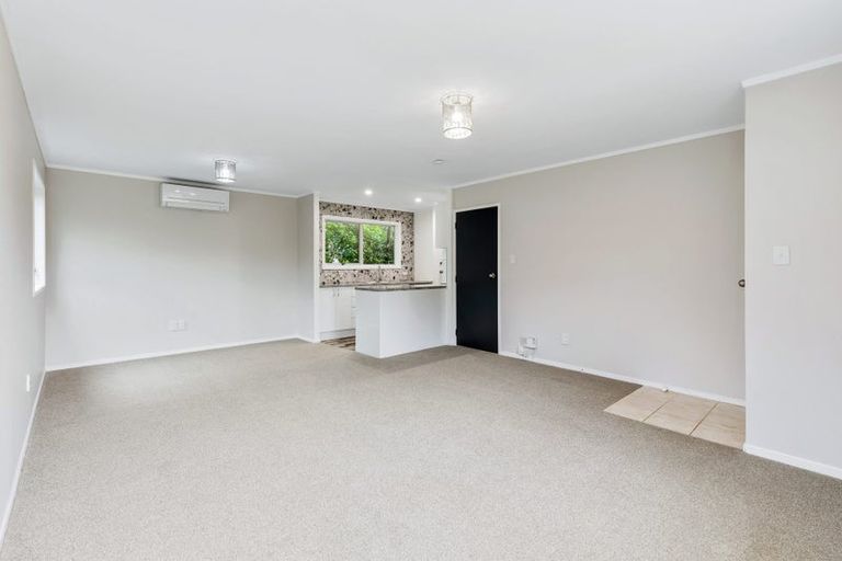 Photo of property in 2/94 Kaurilands Road, Titirangi, Auckland, 0602