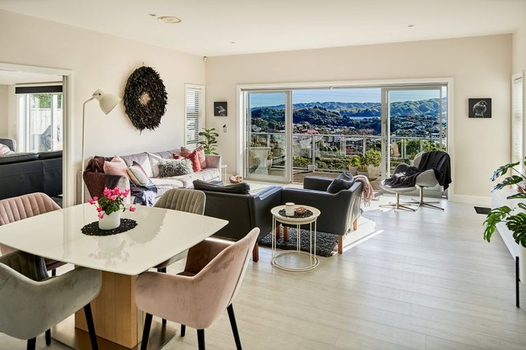 Photo of property in 10 Madeira Close, Whitby, Porirua, 5024