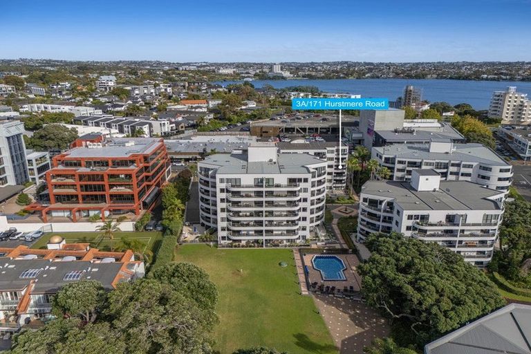 Photo of property in 3a/171 Hurstmere Road, Takapuna, Auckland, 0622