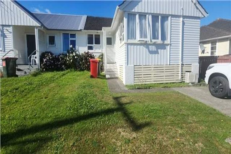 Photo of property in 6a Matahourua Crescent, Cannons Creek, Porirua, 5024