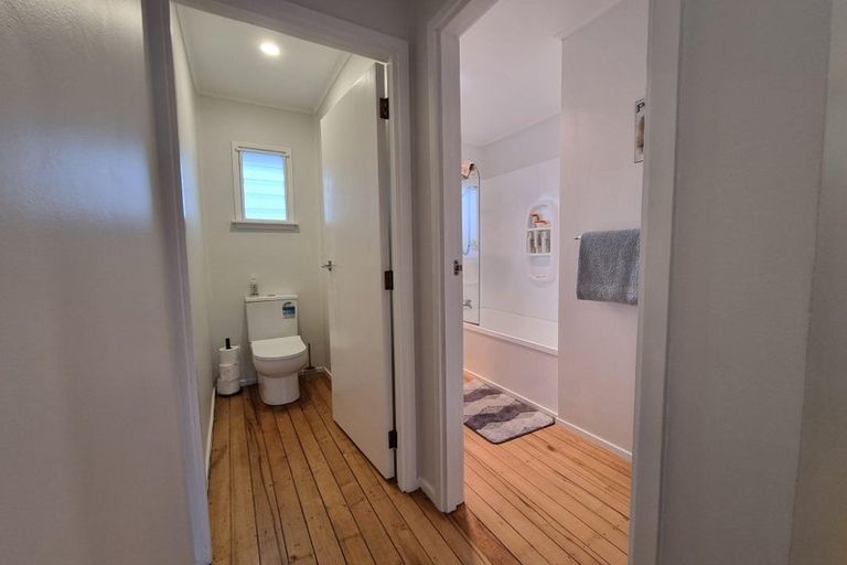 Photo of property in 1 Selwyn Crescent, Forrest Hill, Auckland, 0620