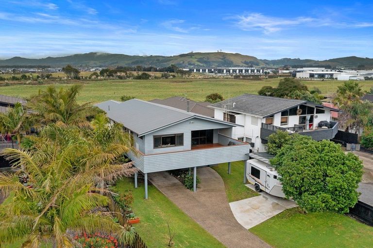 Photo of property in 64 Simpson Road, Papamoa Beach, Papamoa, 3118