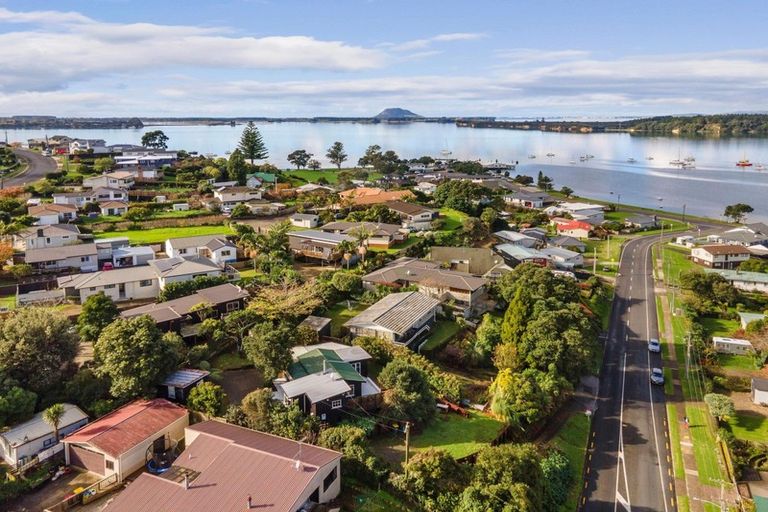 Photo of property in 18 Omokoroa Road, Omokoroa, 3114
