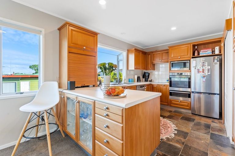 Photo of property in 16 Knightsbridge Drive, Forrest Hill, Auckland, 0620