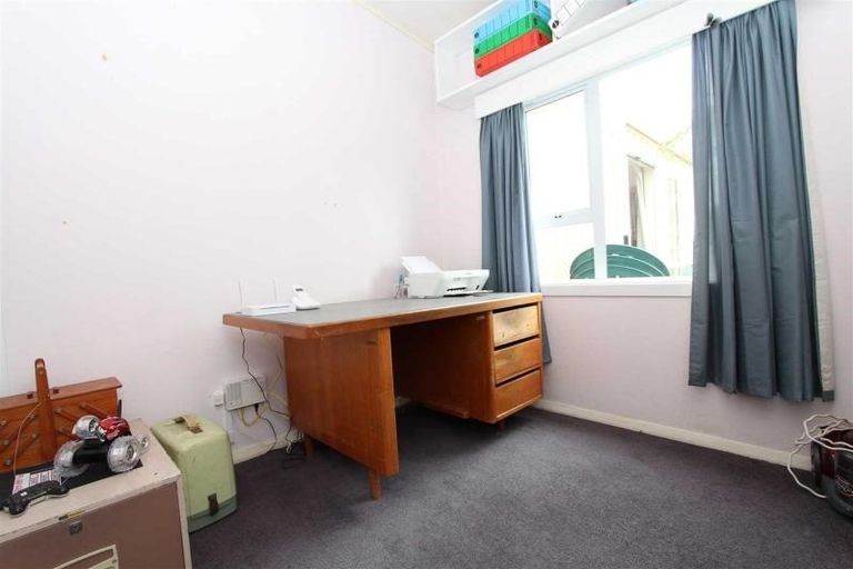Photo of property in 10 Miles Crescent, Newlands, Wellington, 6037
