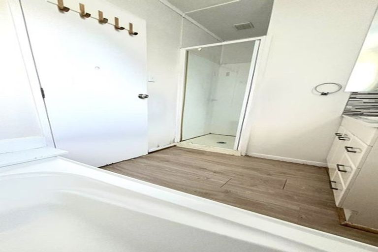 Photo of property in 104 Kemp Road, Massey, Auckland, 0614