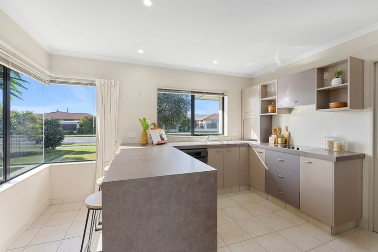 Photo of property in 98 Guildford Drive, Paraparaumu Beach, Paraparaumu, 5032