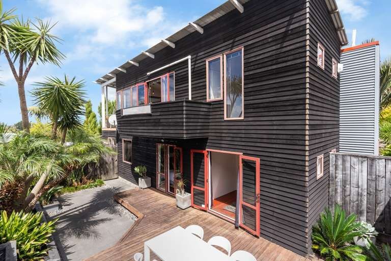 Photo of property in 2/2a Covil Avenue, Te Atatu South, Auckland, 0610