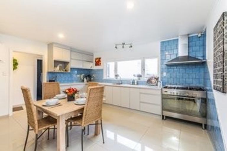 Photo of property in 165 Edmonton Road, Te Atatu South, Auckland, 0610