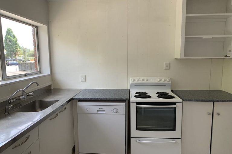 Photo of property in 60 Rewarewa Road, Te Atatu Peninsula, Auckland, 0610