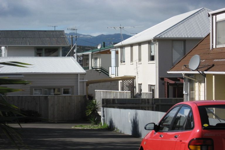 Photo of property in 2/131 Queens Drive, Lyall Bay, Wellington, 6022