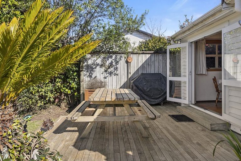 Photo of property in 1 Queens Road, Glen Avon, New Plymouth, 4312