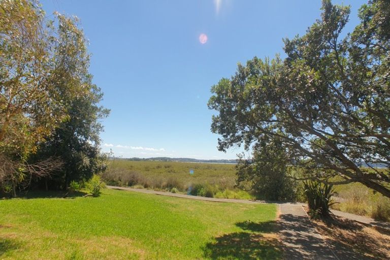Photo of property in 60 Rewarewa Road, Te Atatu Peninsula, Auckland, 0610