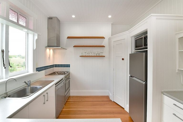 Photo of property in 2 St James Avenue, Helensville, 0800