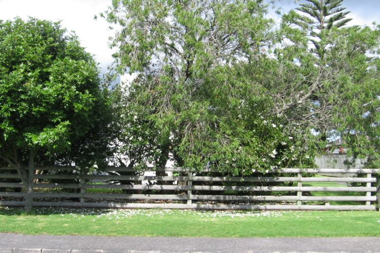 Photo of property in 4 Hereford Street, Te Atatu Peninsula, Auckland, 0610