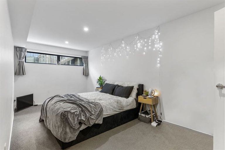 Photo of property in 1/4 Mcquoid Place, Glenfield, Auckland, 0629