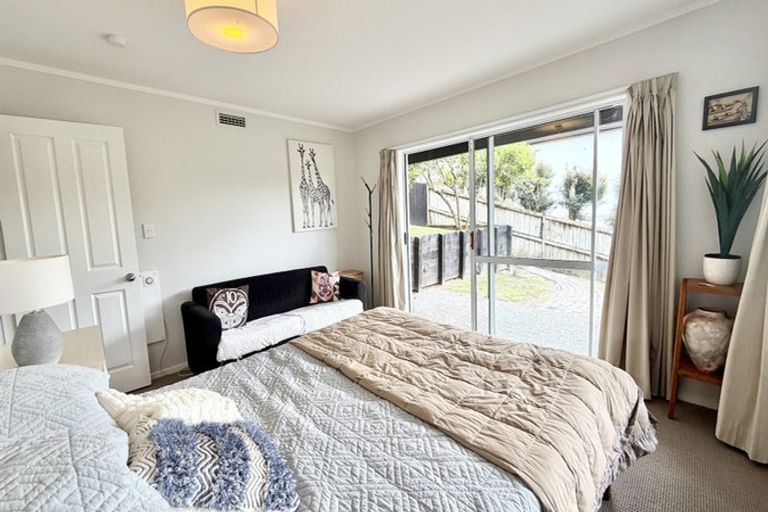 Photo of property in 42 Ravenstone Place, Chatswood, Auckland, 0626