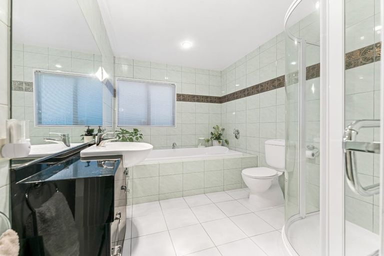 Photo of property in 1/46 Westpark Drive, West Harbour, Auckland, 0618