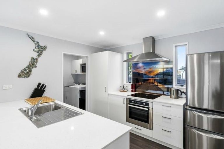 Photo of property in 58 Exeter Crescent, Takaro, Palmerston North, 4412