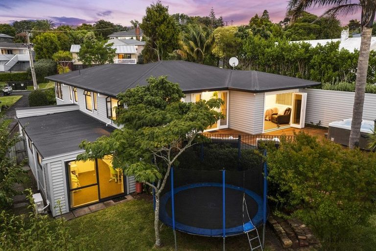 Photo of property in 12 Deane Avenue, Titirangi, Auckland, 0604