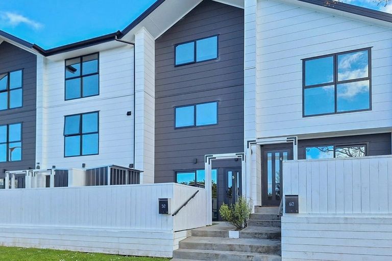 Photo of property in 5/2 Jadewynn Drive, Massey, Auckland, 0614