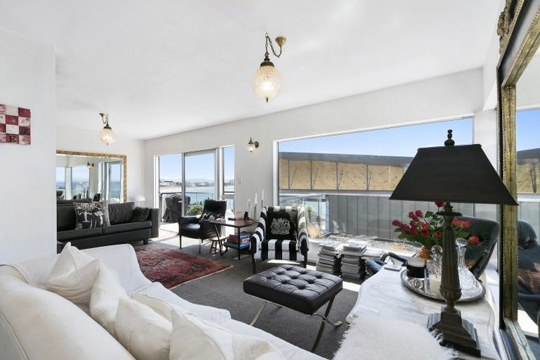 Photo of property in 281 Queens Drive, Lyall Bay, Wellington, 6022