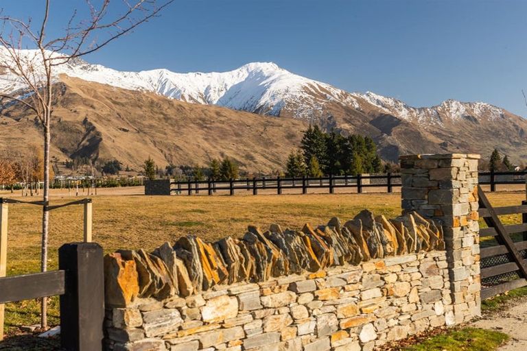 Photo of property in 10 Deans Drive, Wanaka, 9305