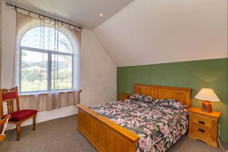 Photo of property in 100 Waihou Road, Levin, 5571