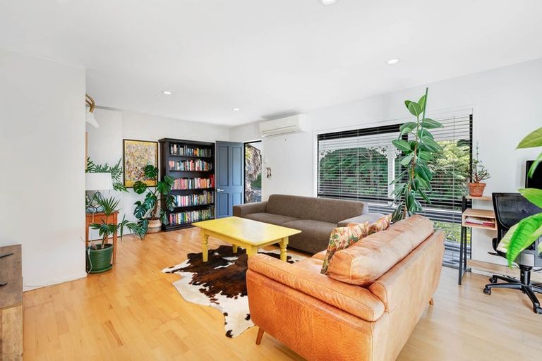 Photo of property in 2/8 Heatherleigh Rise, Northcross, Auckland, 0632