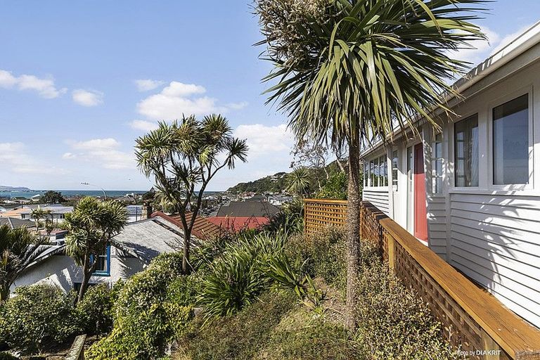 Photo of property in 124 Queens Drive, Lyall Bay, Wellington, 6022