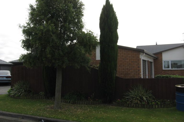Photo of property in 21 Honeysuckle Place, Northcote, Christchurch, 8052