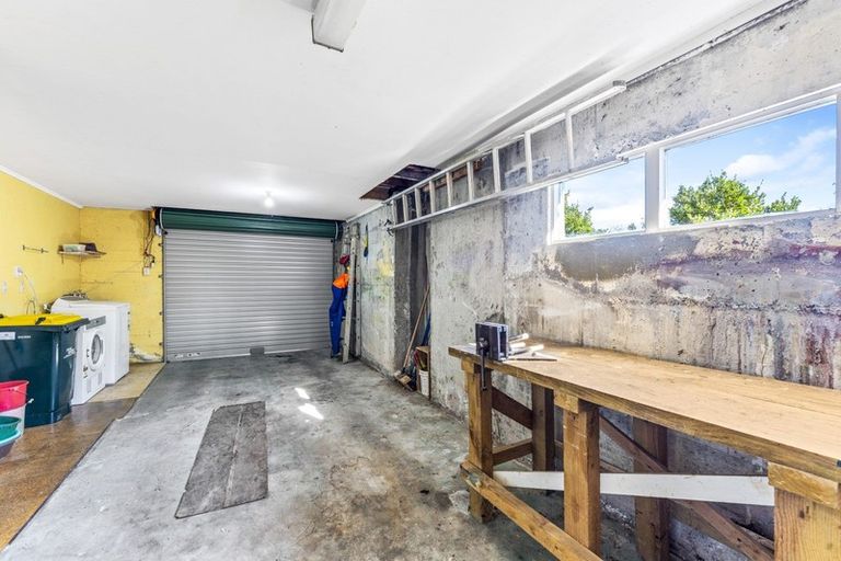 Photo of property in 25 Longcroft Terrace, Newlands, Wellington, 6037