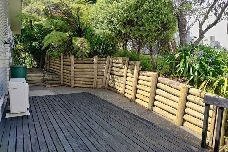 Photo of property in 32 Chapman Street, Newlands, Wellington, 6037