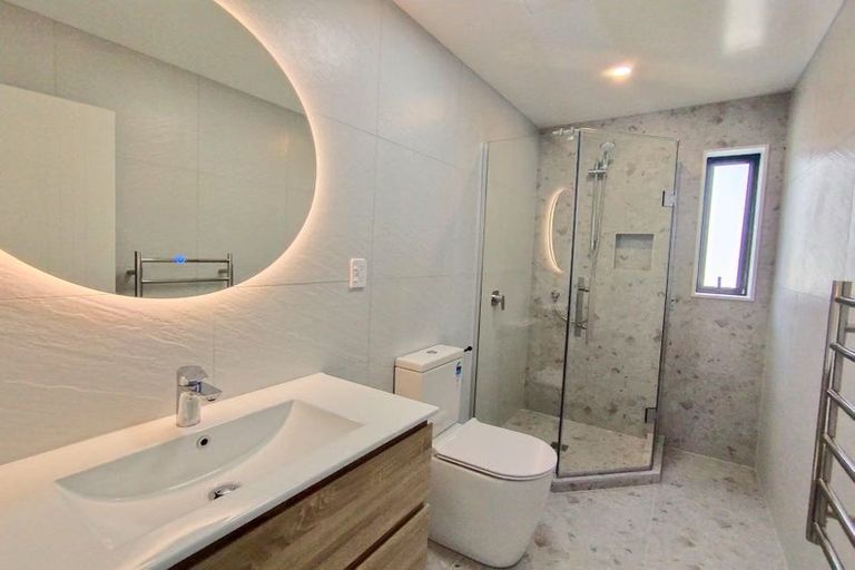 Photo of property in 43d West Harbour Drive, West Harbour, Auckland, 0618