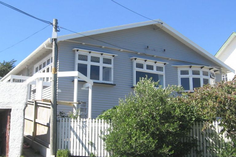 Photo of property in 24 Woburn Road, Northland, Wellington, 6012