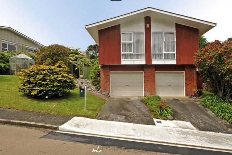 Photo of property in 6 Churton Drive, Churton Park, Wellington, 6037