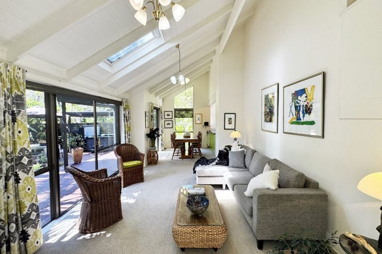 Photo of property in 11 Fitzpatrick Place, Chatswood, Auckland, 0626