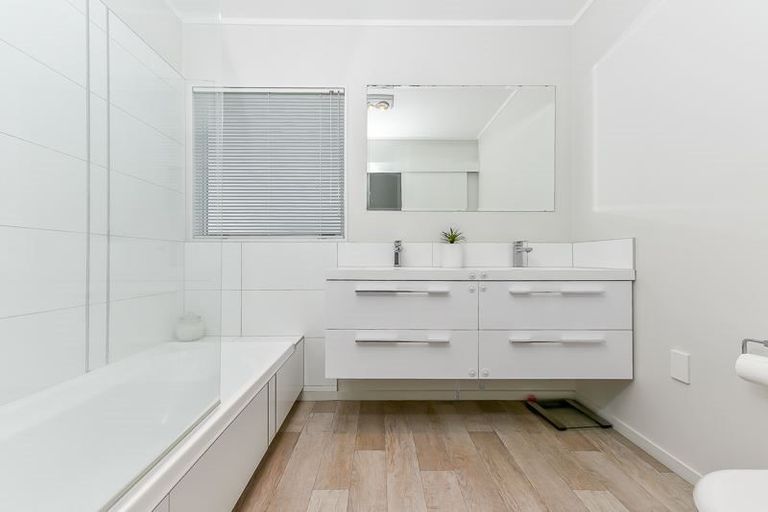 Photo of property in 4/26 Midgley Road, West Harbour, Auckland, 0618