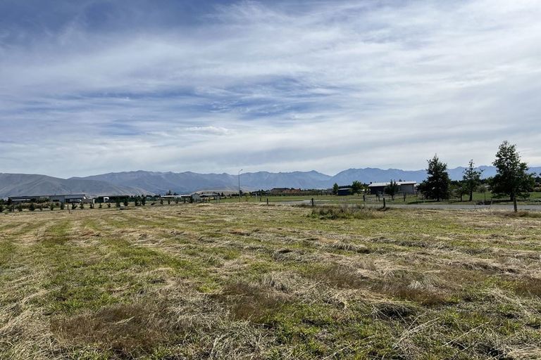 Photo of property in 2 Neuman Road, Twizel, 7901