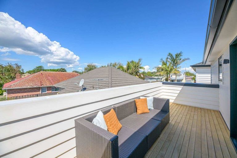 Photo of property in 2/11 Avondale Road, Taradale, Napier, 4112