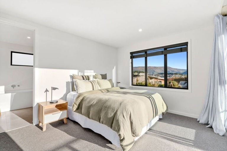 Photo of property in 33 Kirimoko Crescent, Wanaka, 9305