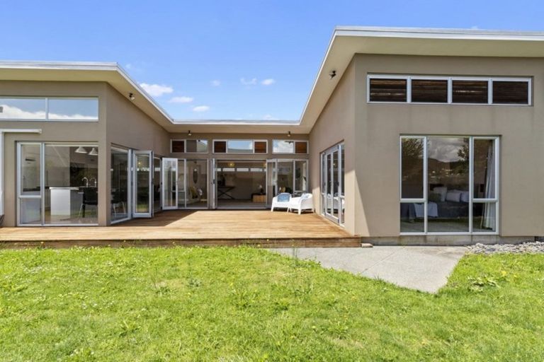 Photo of property in 92 Saint James Drive, Huntington, Hamilton, 3210