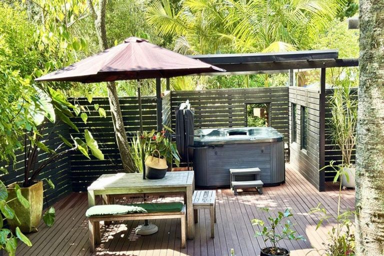 Photo of property in 11 Fitzpatrick Place, Chatswood, Auckland, 0626