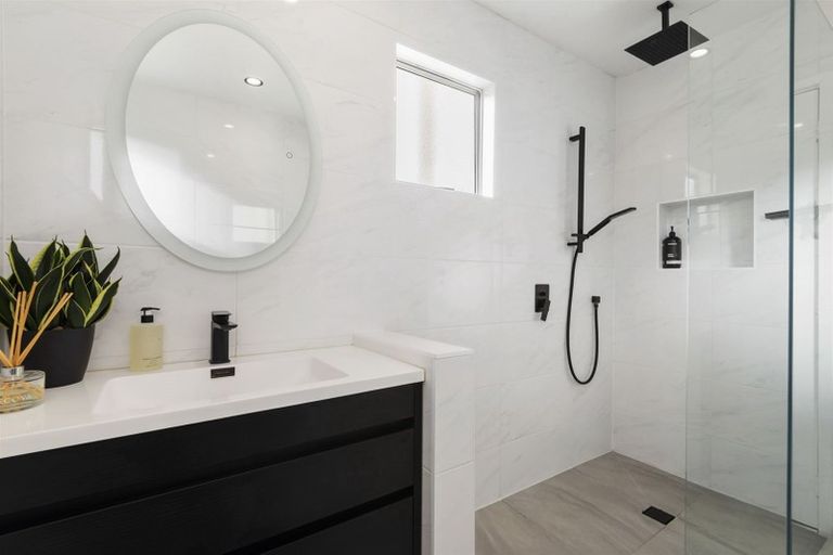 Photo of property in 1/52 Pupuke Road, Hillcrest, Auckland, 0627