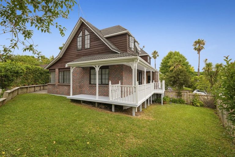 Photo of property in 9 St Lucia Place, Unsworth Heights, Auckland, 0632