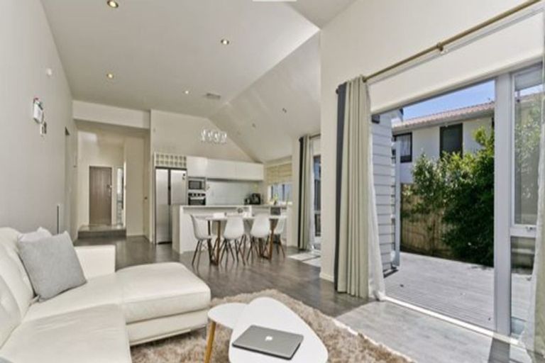 Photo of property in 1b Lynwood Road, New Lynn, Auckland, 0600