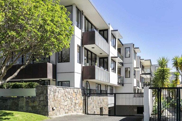 Photo of property in 2a/7 Frieston Road, Milford, Auckland, 0620